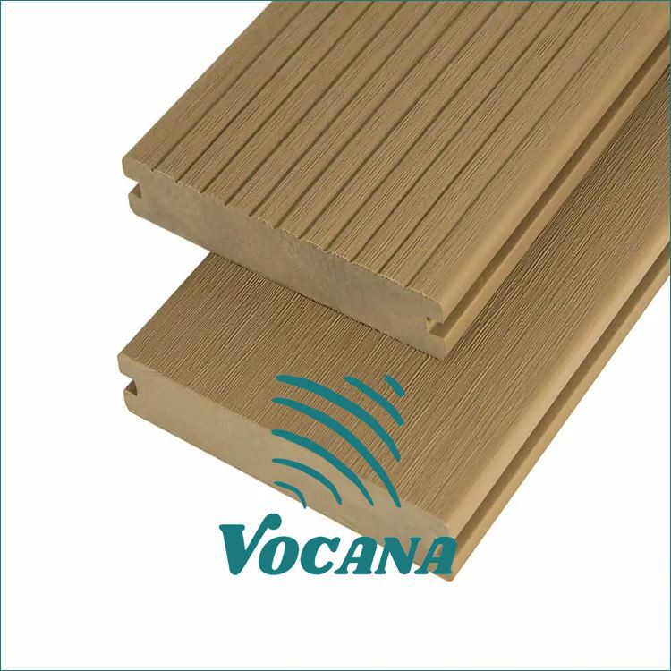 Adhmad taobh amuigh ag féachaint ar ard decking ar ardán WPC